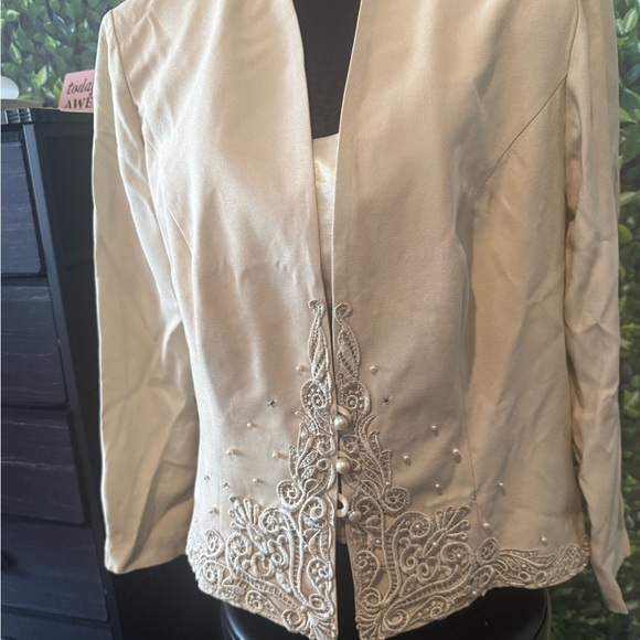 Elegant Cream Embroidered Women's Jacket p69 - Picture 2 of 5